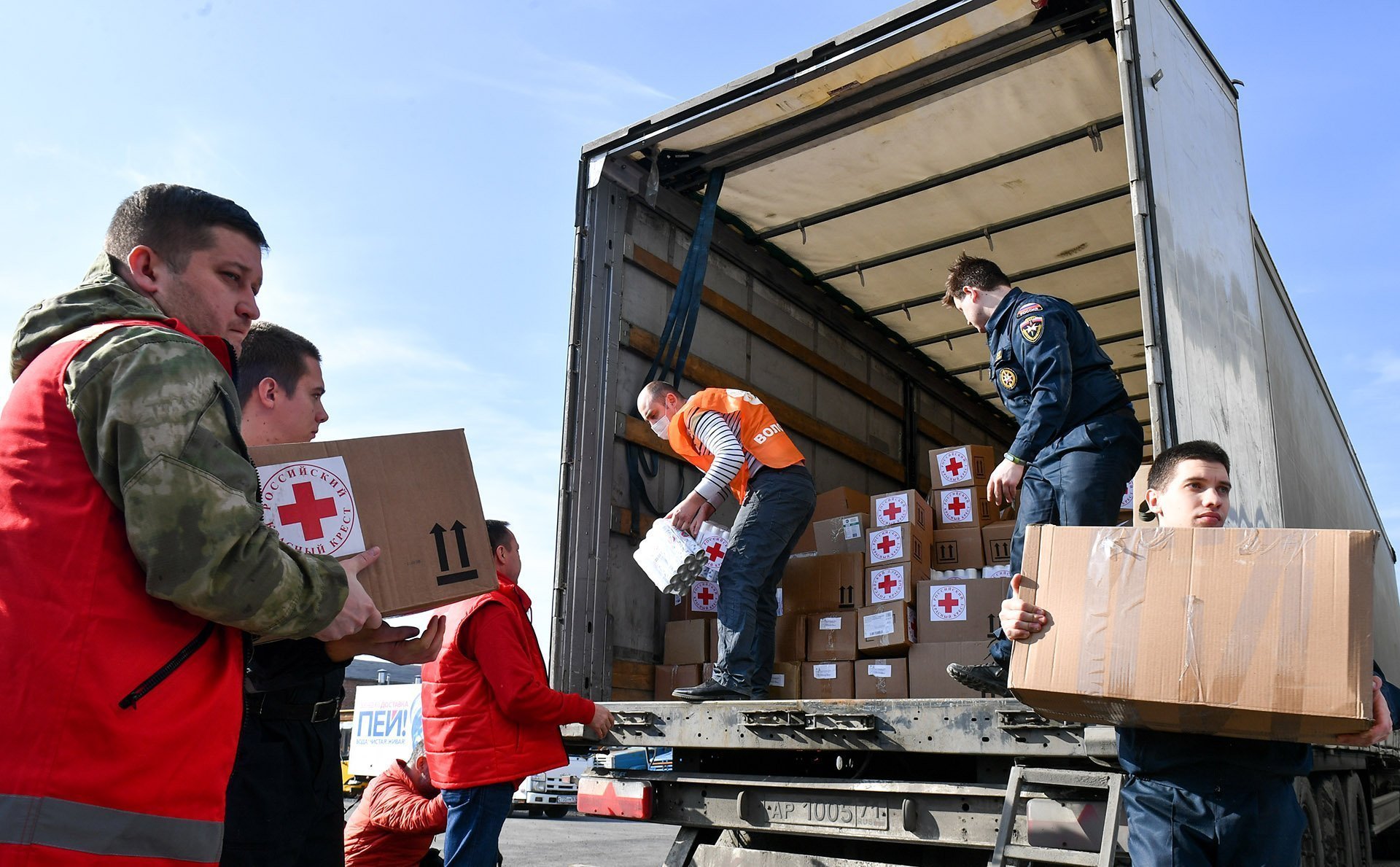 Волонтерам на донбасс платят. Волонтеры гуманитарная помощь. Волонтеры на Донбассе. Гуманитарные миссии #мывместе. Волонтеры помогают жителям Донбасса.
