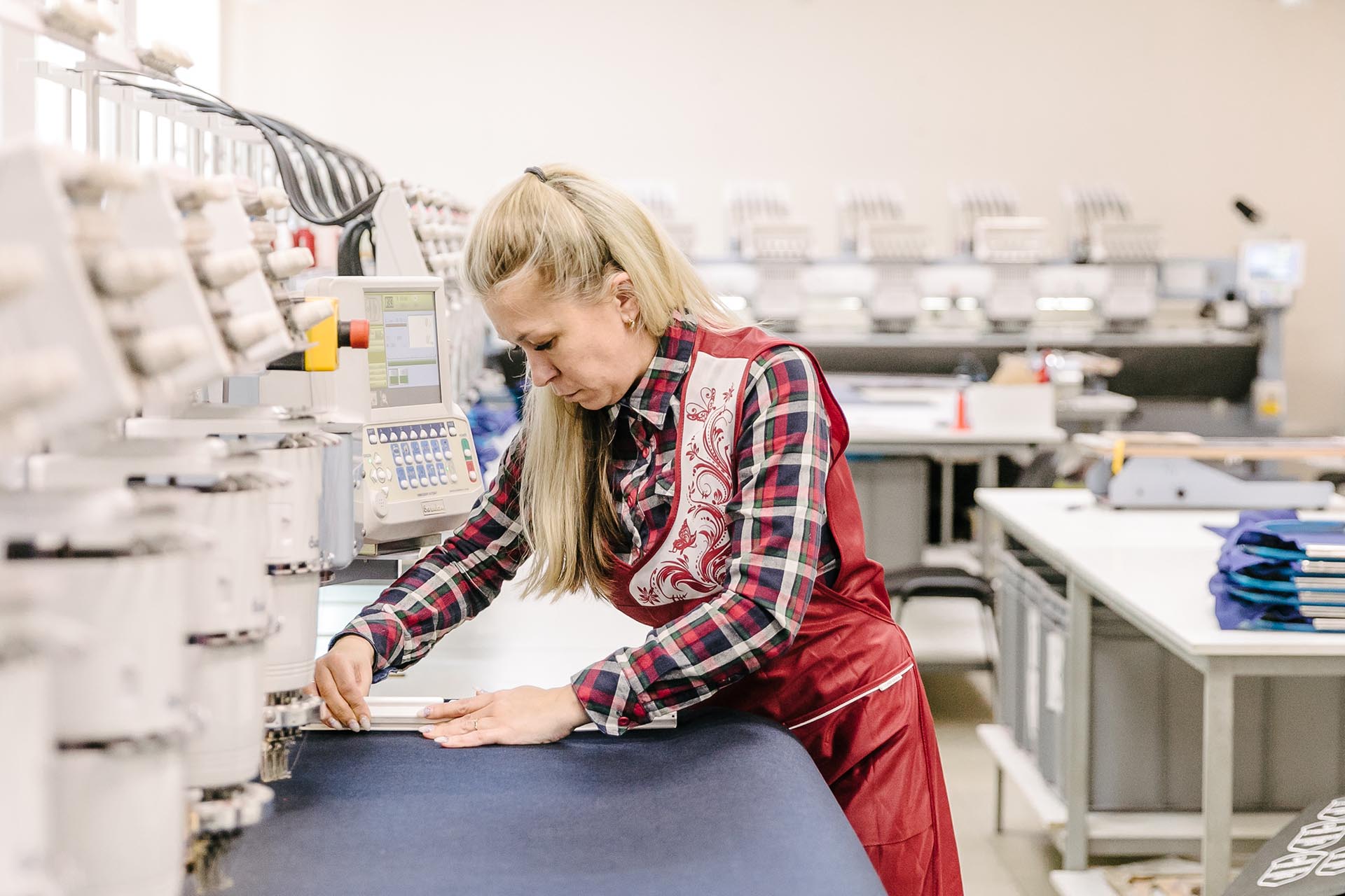 женщина на швейной фабрике