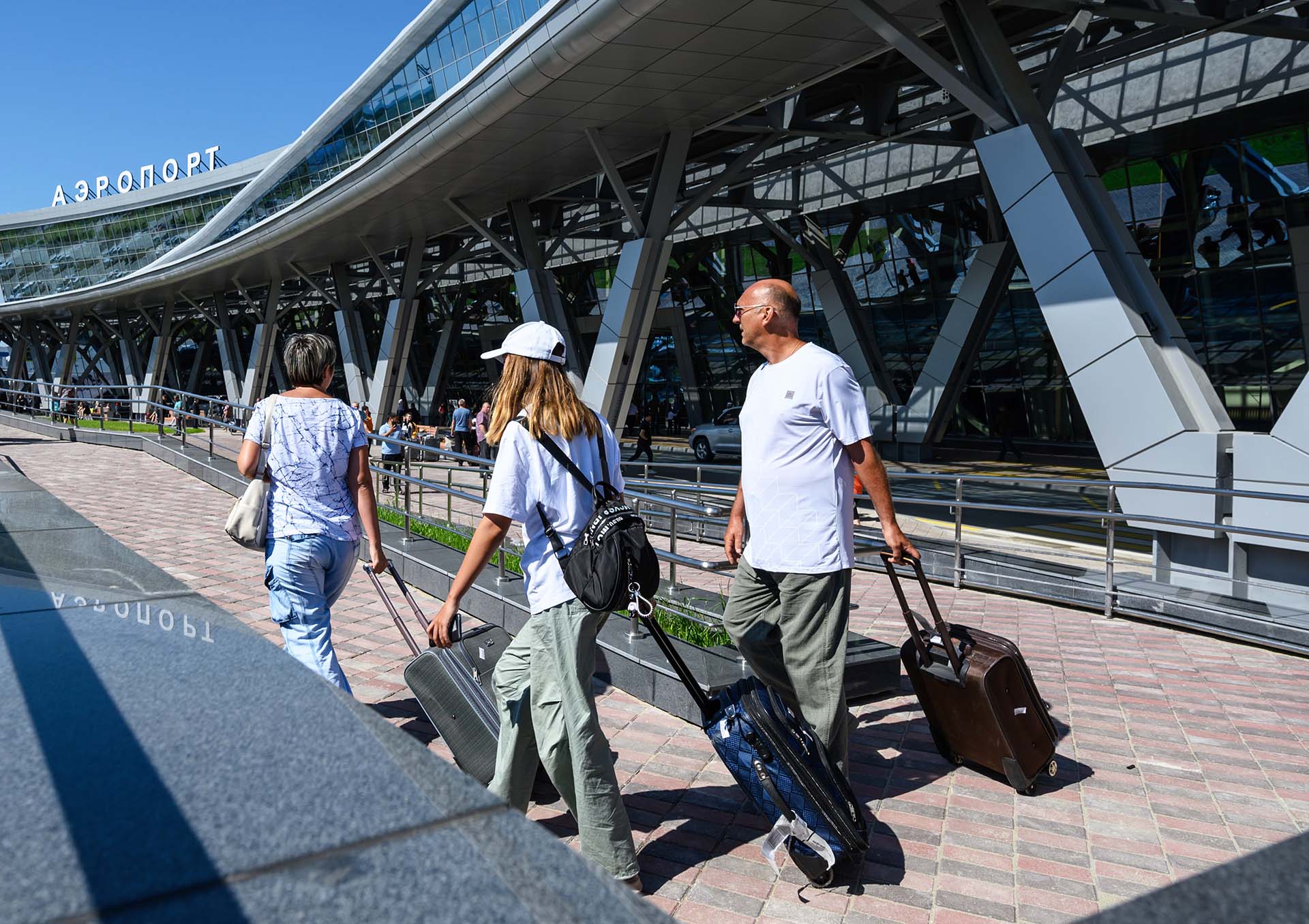 Пассажиры выходят из нового здания аэропорта им. А.П. Чехова