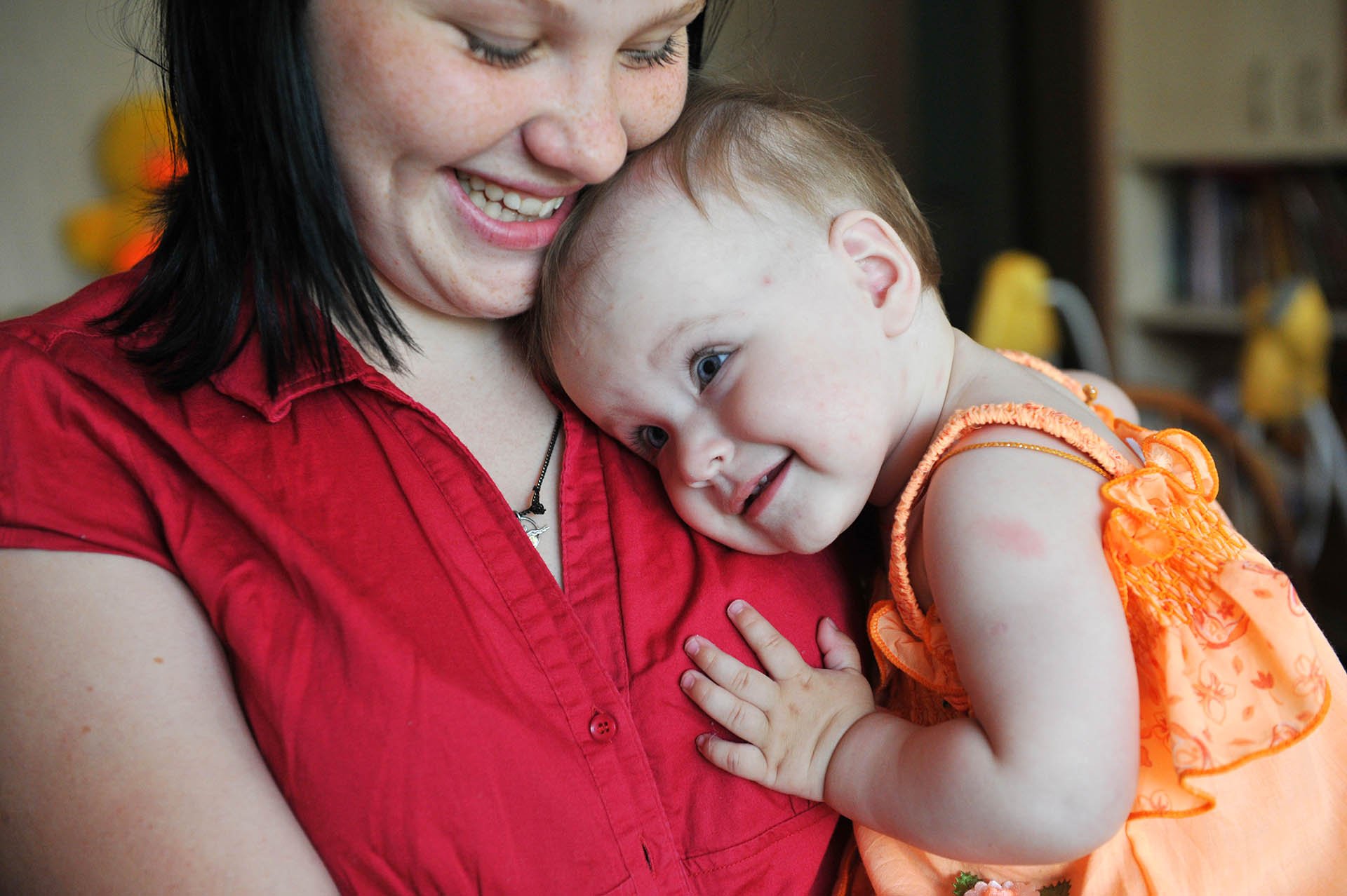 усыновить ребенка. родители и приемные дети. семья с усыновленными детьми. усыновление мама. усыновление мама.