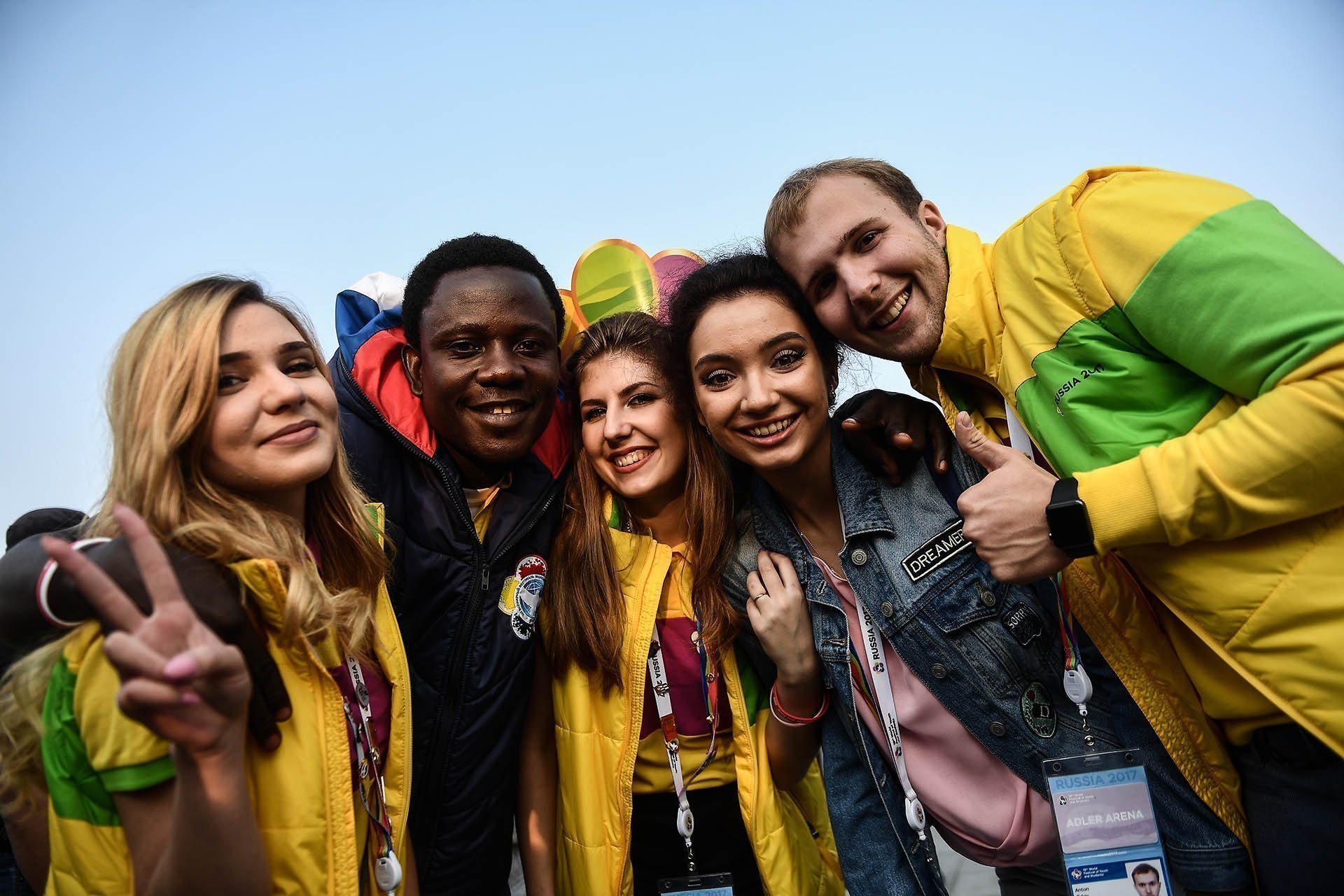 Всемирный день молодёжи (World Youth Day). Студенты из разных стран. Молодежь из разных стран. Международная молодежь.