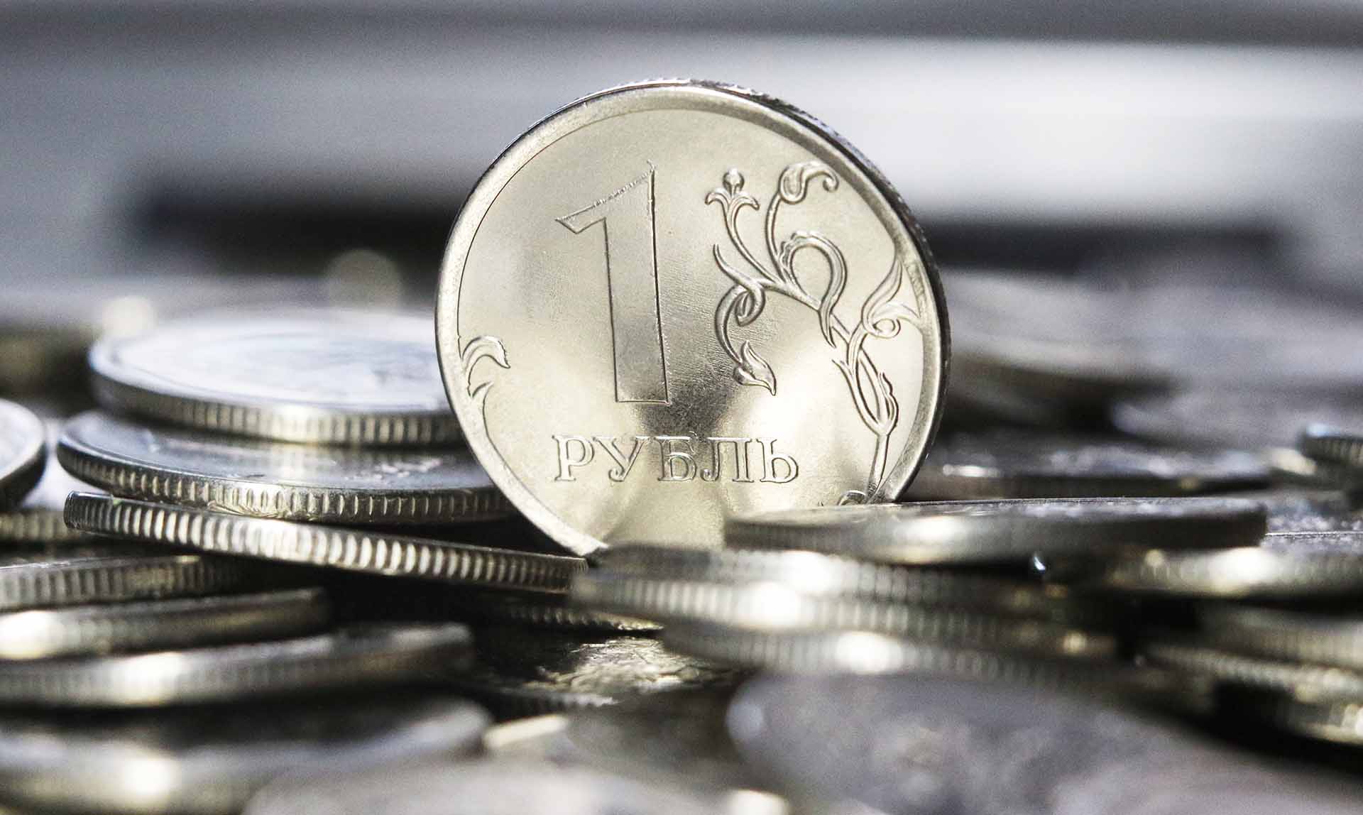 Монета российский рубль