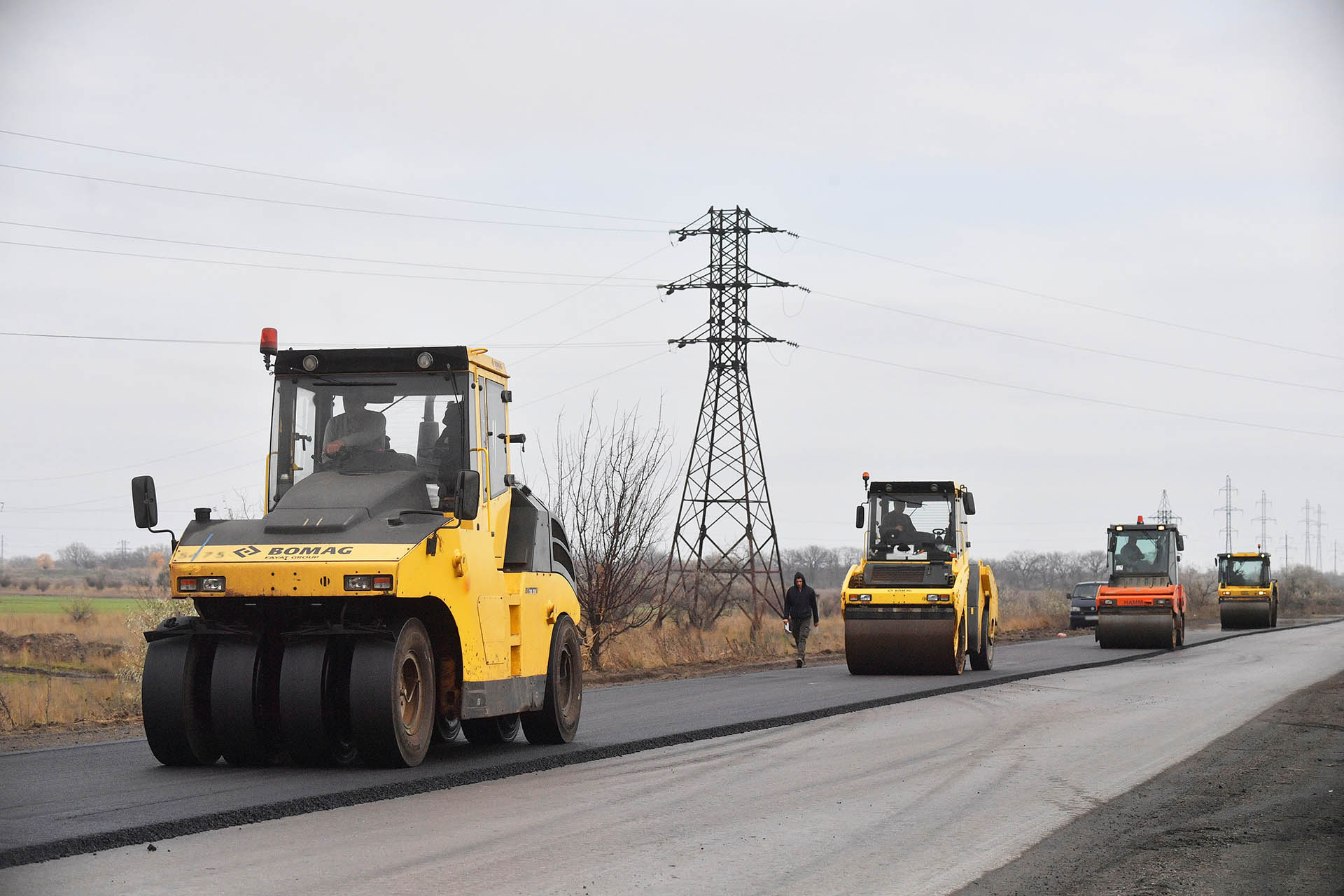 Сотрудники дорожно-строительной компании ремонтируют объездной участок дороги