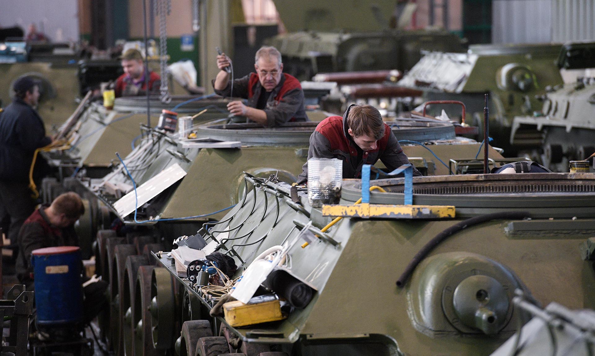 Рабочие восстанавливают кузовы танков 