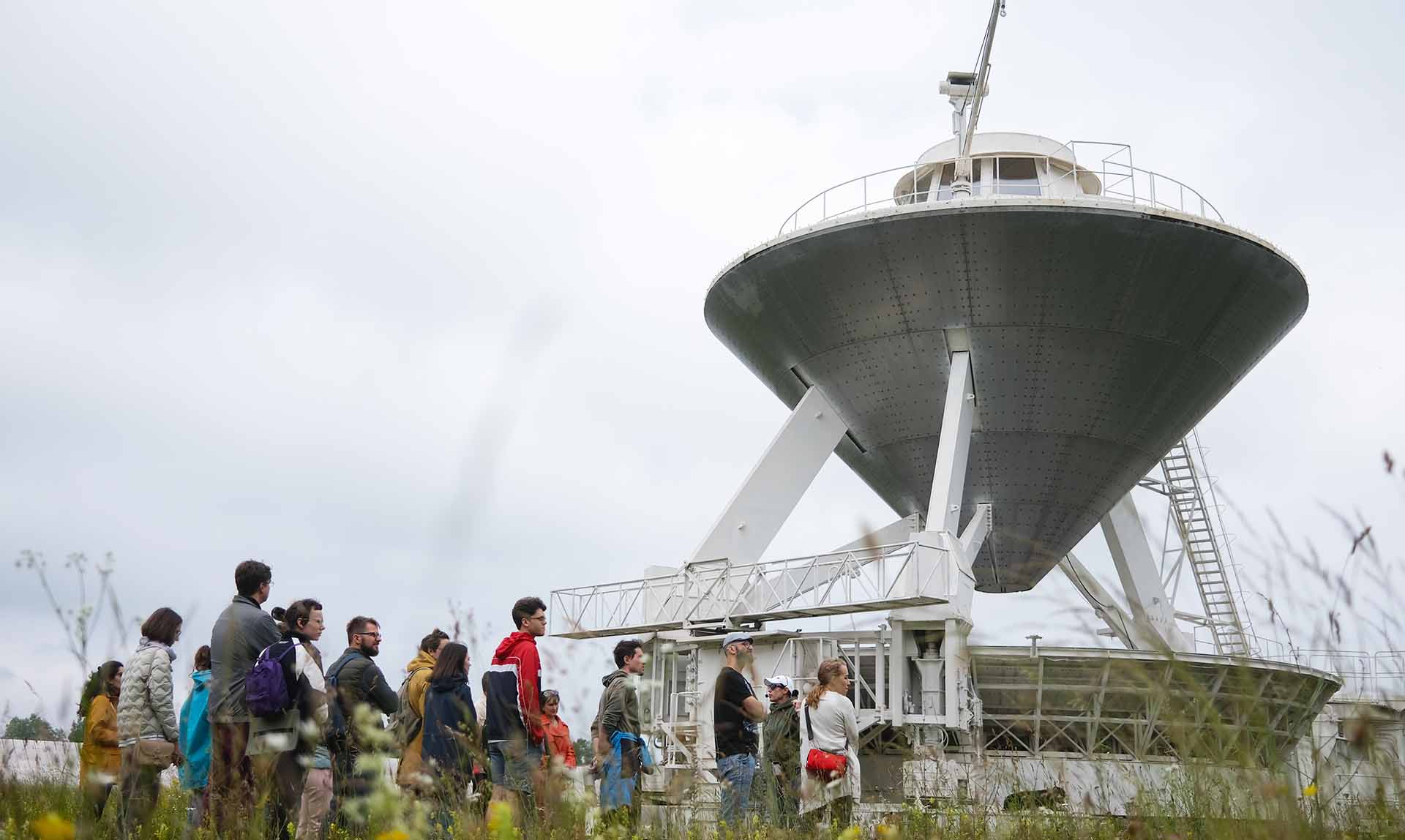 Туристы во время экскурсии у радиотелескопа "РАТАН-600" в станице Зеленчукской