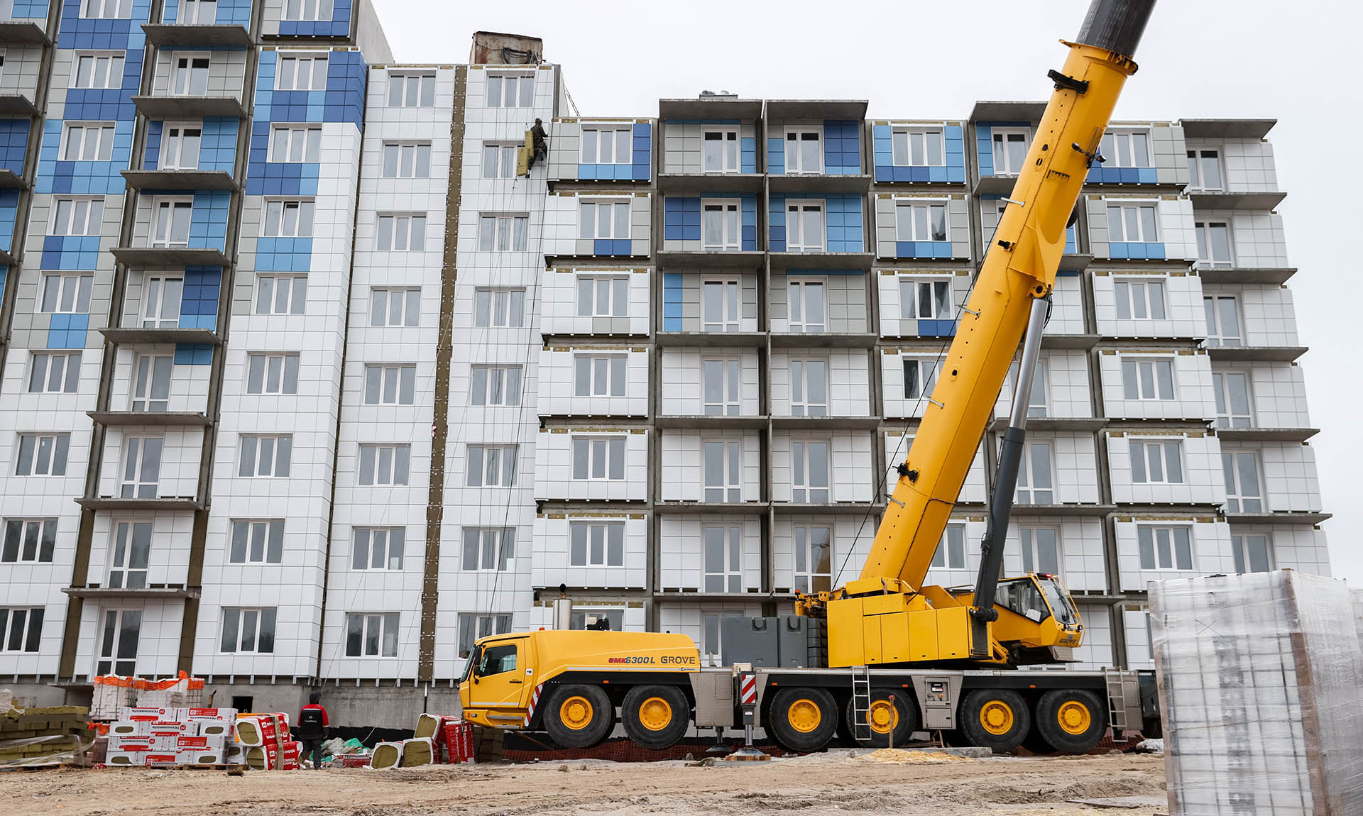 В новых регионах с начала года восстановили почти 500 многоквартирных домов  – Объясняем.рф