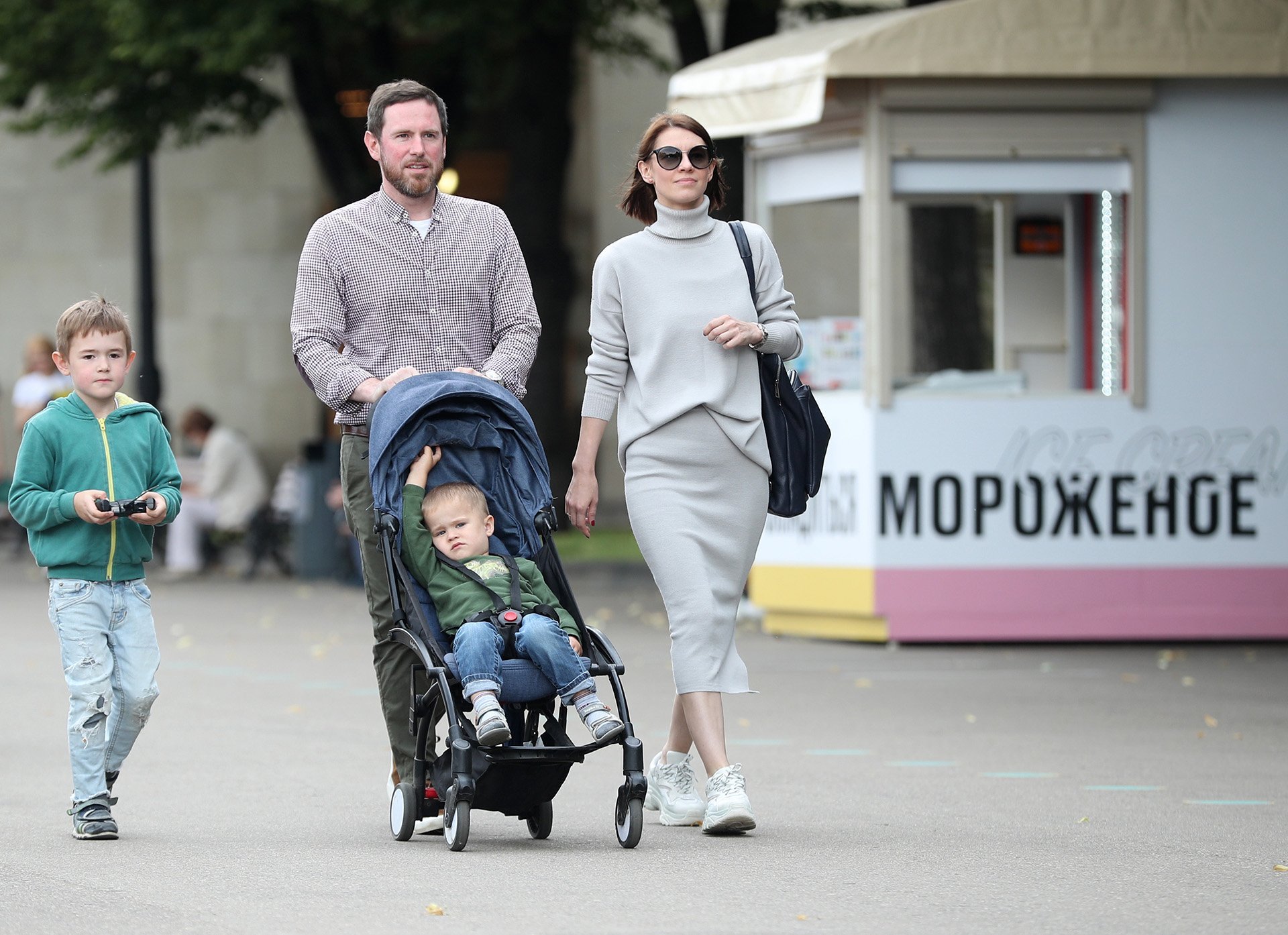 многодетная семья. пешеходный переход. пособия семьям с детьми. за третьего ребенка предложили. счастливая современная семья.