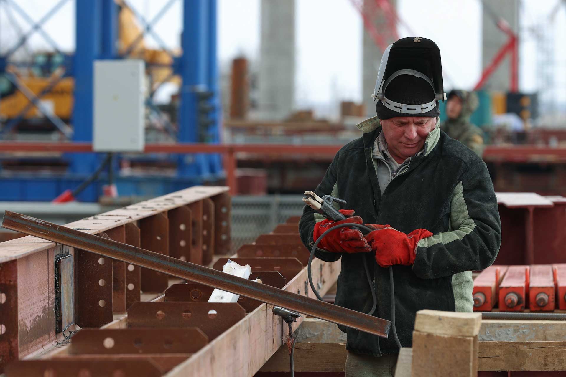 Рабочий во время строительства моста