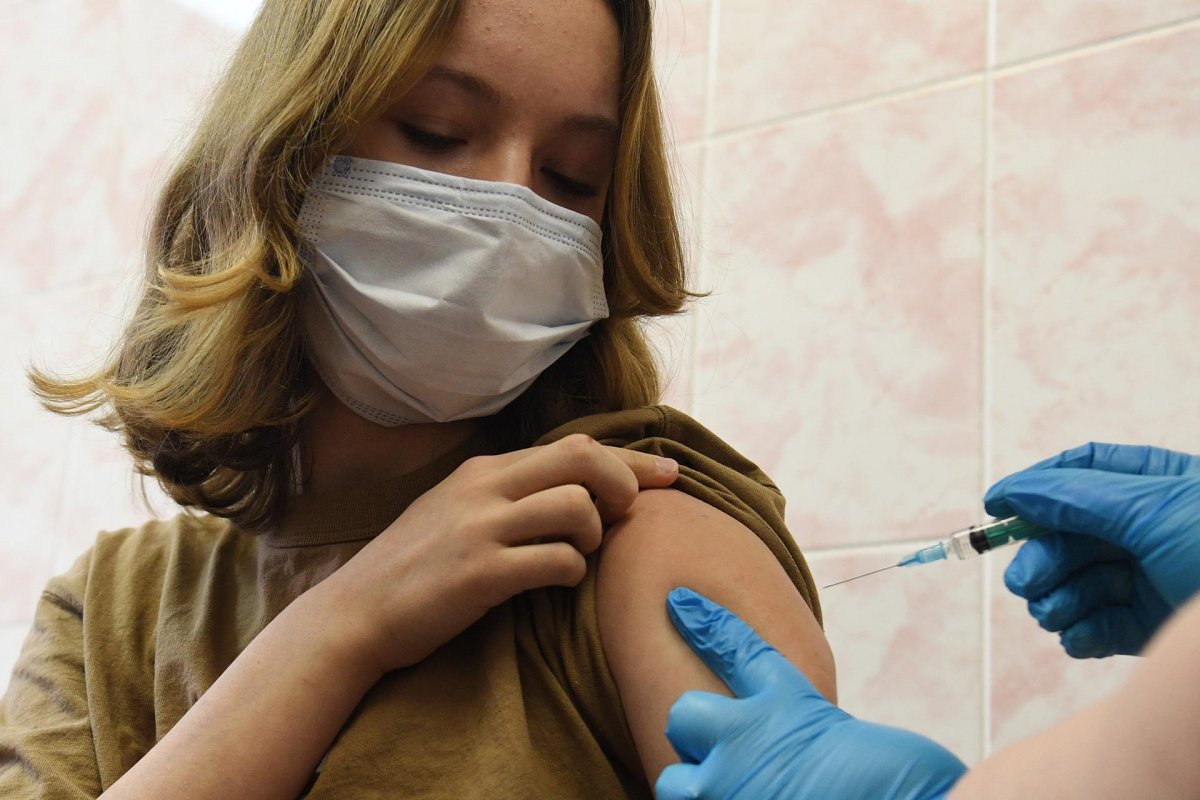 У подростков не выявили побочных реакций на новую вакцину «Спутник»