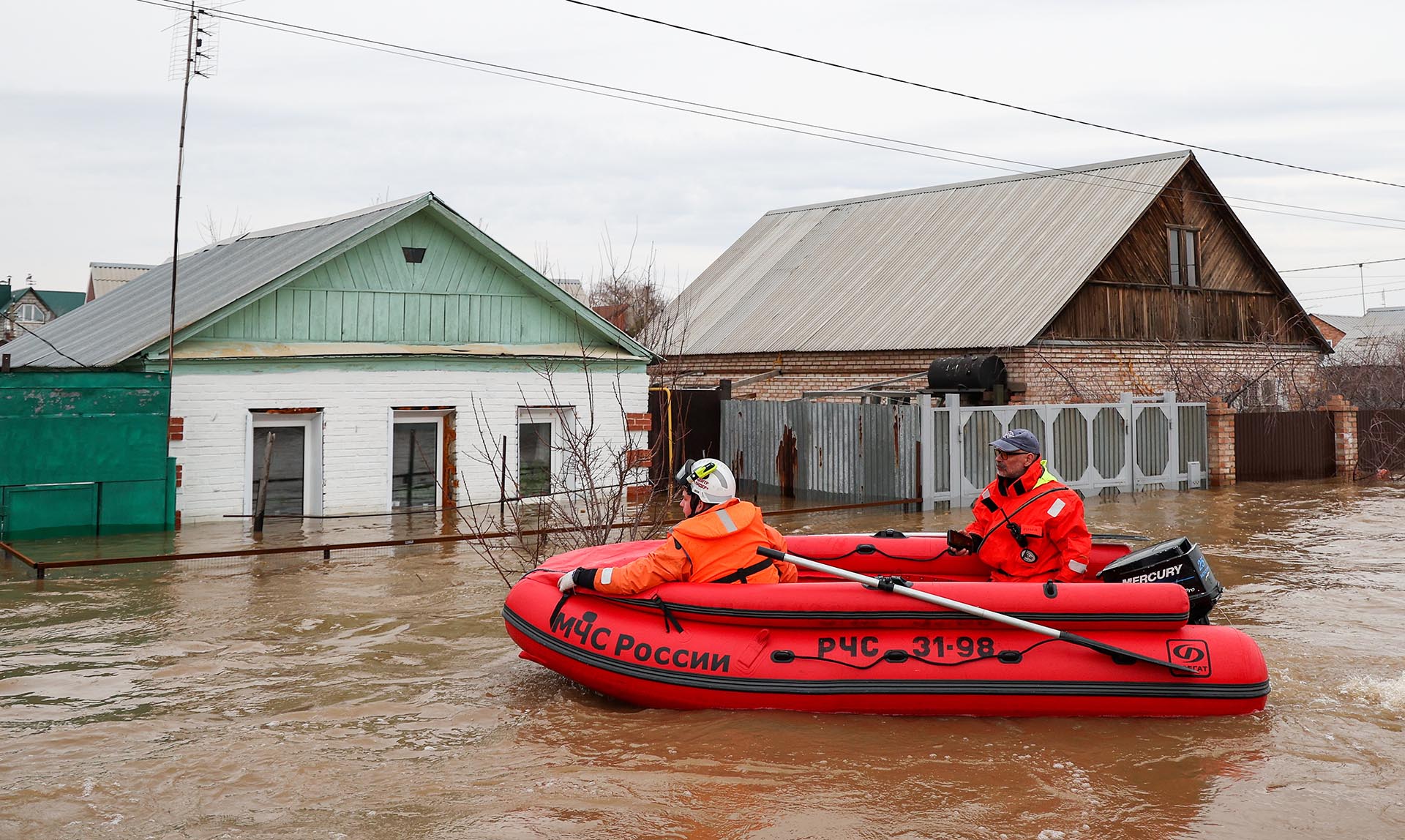 Сотрудники МЧС в лодке в Оренбургской области