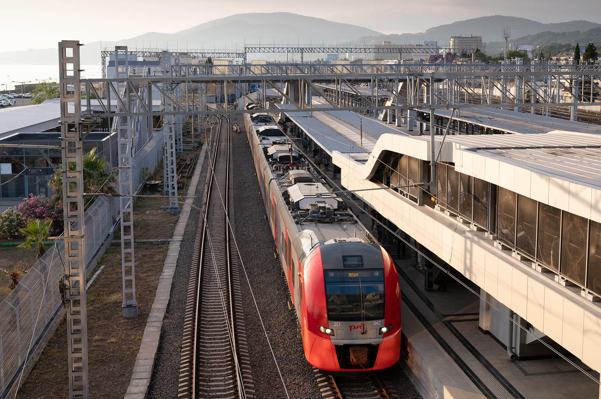 New train. Адлер вокзал железнодорожные пути. Китайская железная дорога. Перенос железной дороги в Сочи. Вокзал Адлер пассажирский поезд.