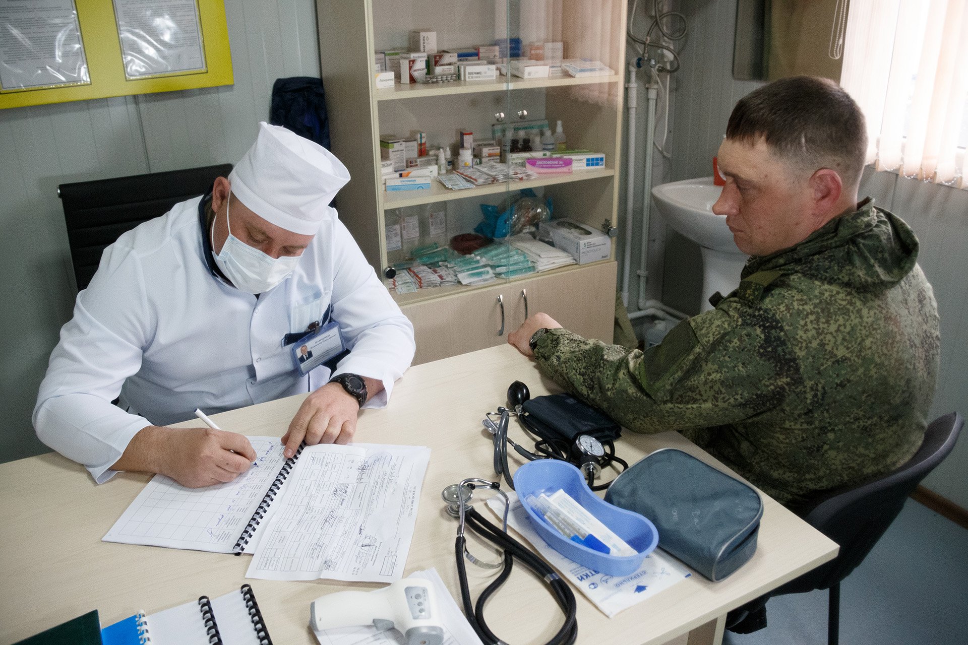 Лечение военнослужащих. Госпиталь. Опрос военнослужащих. Воинское довольствие военнослужащих 2022. Пленные РФ В госпитале.