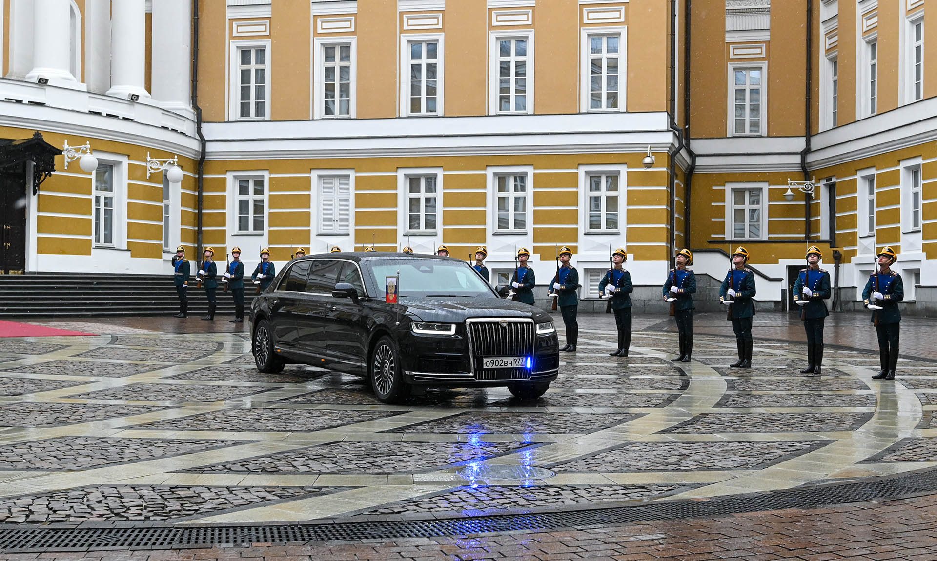 Обновленный автомобиль кортежа президента РФ Aurus Senat 