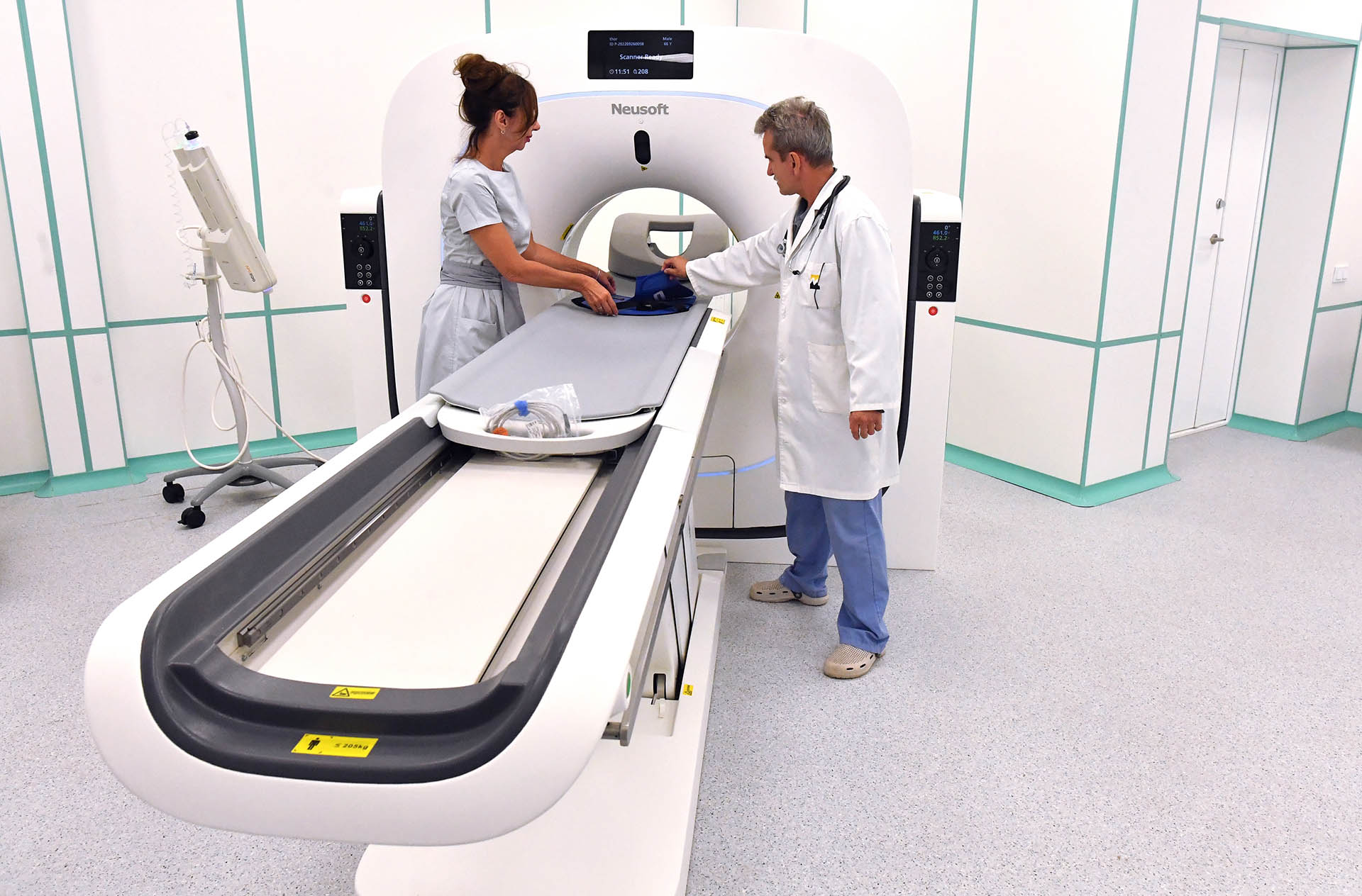 Кабинет магнитно-резонансной томографии врачи у томографа