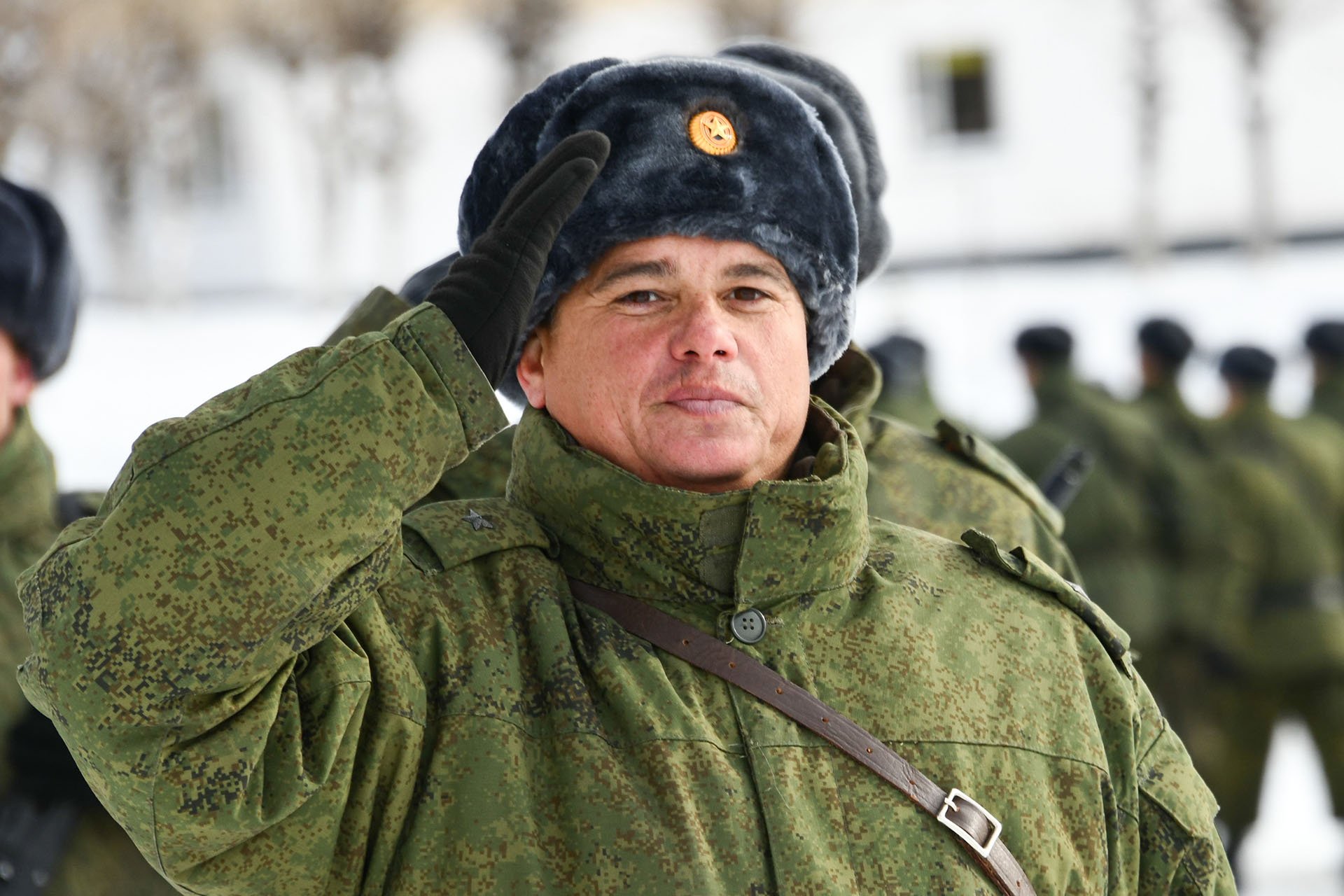 Довольствие военнослужащих новости. Микищенко Сергей Минобороны. Довольствование срочников. Военные с российским флагом на Украине. Российские военные на танке Украина.