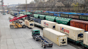 Во время перегрузки грузов на железнодорожную платформу