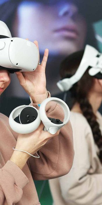 Девушки в VR очках