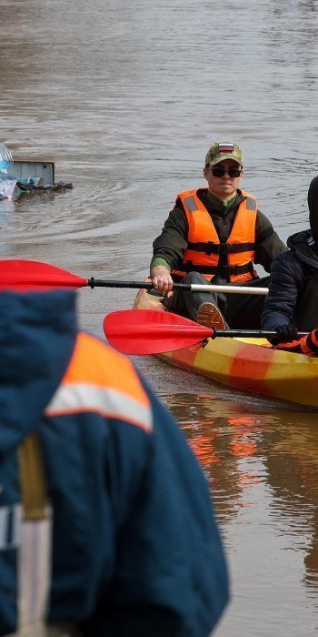Спасатели эвакуируют пострадавших на лодке из зоны затопления