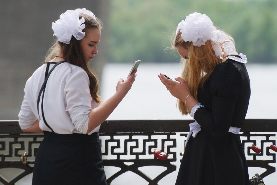 Вне зоны доступа. Как работает запрет на мобильные телефоны в школах?