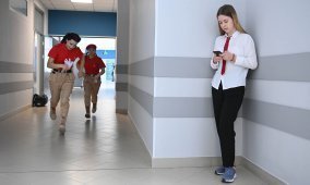 Школьница со смартфоном в руках
