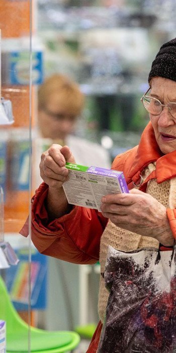 Пожилая женщина в аптеке