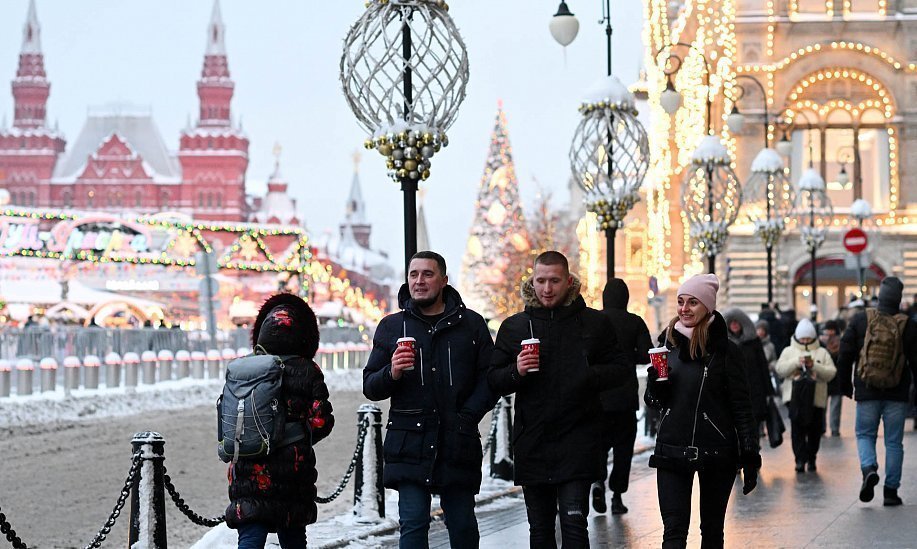 Отдыхающие у Красной площади в Москве