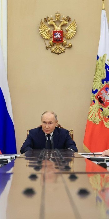 Президент РФ Владимир Путин (в центре) во время встречи с командующими войсками военных округов в Кремле.