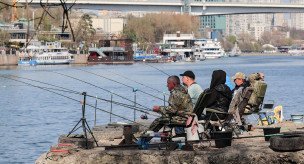 Рыбаки во время отдыха на набережной реки Дон.