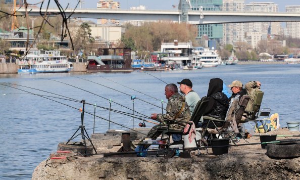 Рыбаки во время отдыха на набережной реки Дон.