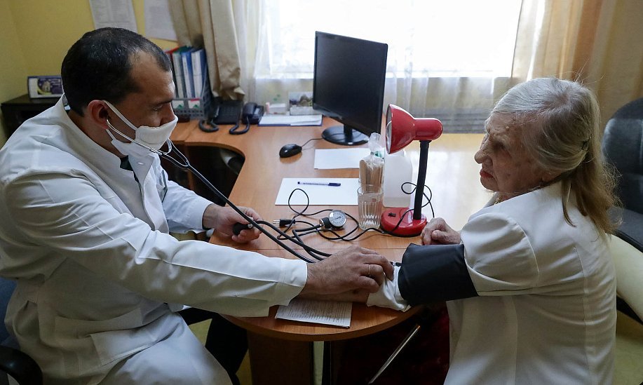 Пожилая женщина на приеме у врача 