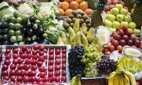 Прилавок с фруктами и овощами 
