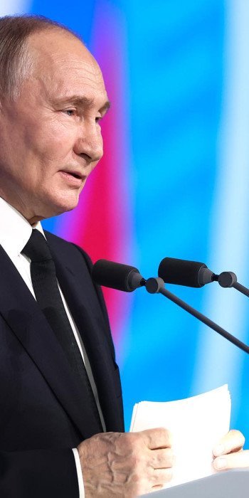 Владимир Путин во время вручения государственных наград