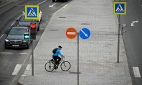 Велосипедист переезжает пешеходный переход