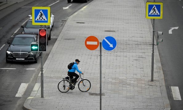 Велосипедист переезжает пешеходный переход