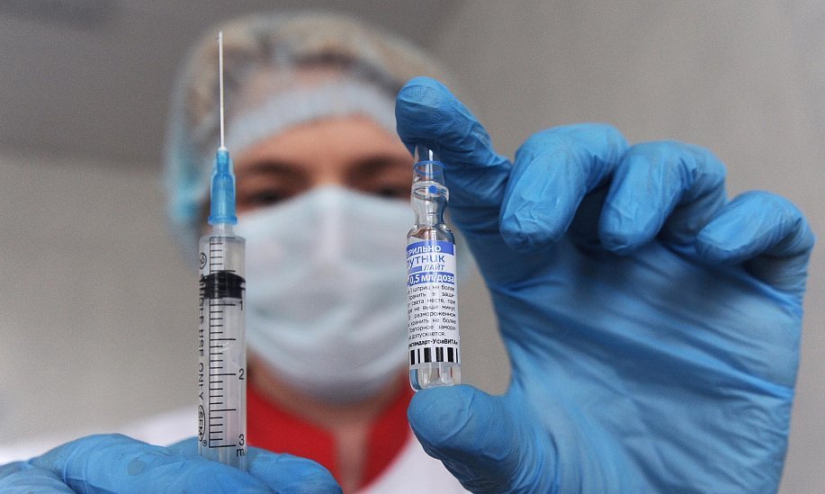 Медицинский работник демонстрирует препарат "Спутник Лайт"