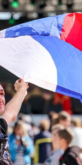 Радостный мужчина с флагом России в руках
