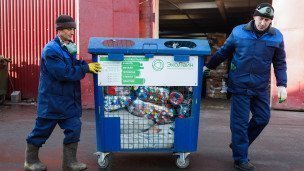 Сотрудники оператора по вывозу и утилизации твердых коммунальных отходов "Эколайн" во время перевозки контейнера с пластиком