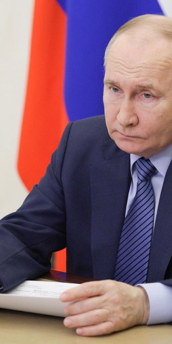 Президент РФ Владимир Путин в Кремле во время совещания