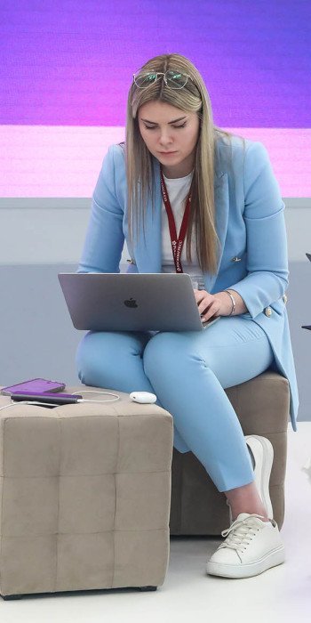 Молодые предпринимательницы работают за ноутбуками в коворкинге 