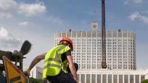 Рабочие на фоне здания Правительства РФ