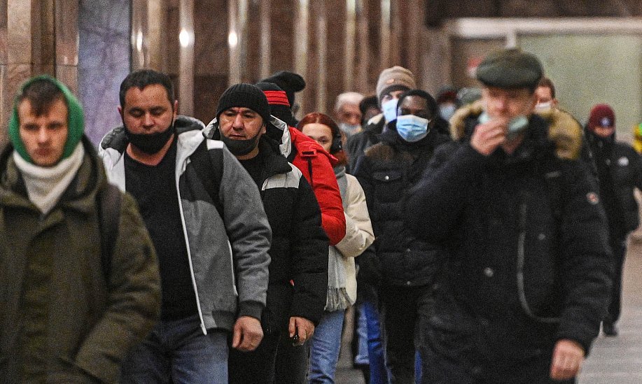 Люди в медицинских масках на станции метрополитена