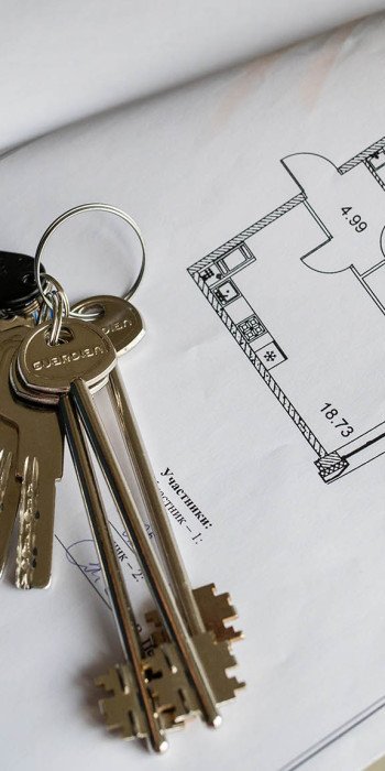 План квартиры и ключи на столе