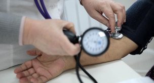 Измерение давления пациентке на приеме у врача