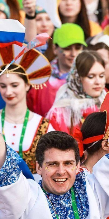 Участники шествия молодежи стран мира на площади "Душа России" в рамках Всемирного фестиваля молодежи